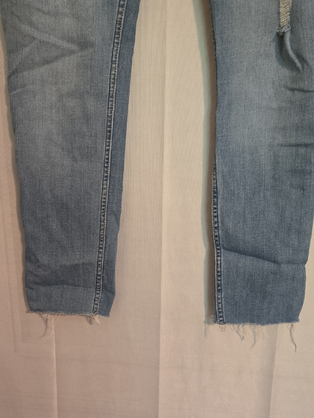 Hollister Light Wash Destructed Skinny Jeans Size 13 - Picture 6 of 10